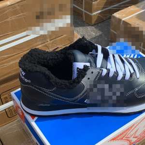 Aproximativ 33.000 perechi de încălțăminte sport contrafăcute, în valoare de 5 milioane euro, depistate în Portul Constanța