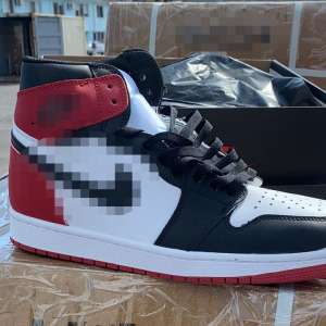 Aproximativ 33.000 perechi de încălțăminte sport contrafăcute, în valoare de 5 milioane euro, depistate în Portul Constanța