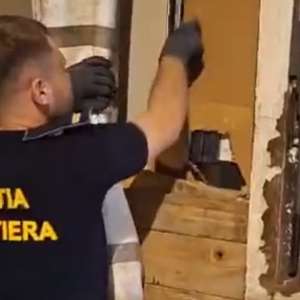 Peste 1.600 de parfumuri susceptibile a fi contrafăcute confiscate de poliţiştii de frontieră în PTF Giurgiu-Ruse