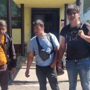 Trei cetățeni străini descoperiți de polițiștii de frontieră de la PTF Vărșand, ascunși pe tubulaturile metalice transportate de un șofer român