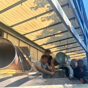 Trei cetățeni străini descoperiți de polițiștii de frontieră de la PTF Vărșand, ascunși pe tubulaturile metalice transportate de un șofer român