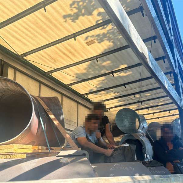 Trei cetățeni străini descoperiți de polițiștii de frontieră de la PTF Vărșand, ascunși pe tubulaturile metalice transportate de un șofer român