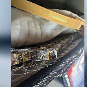 19.000 țigarete disimulate în saltea și în bagaje, descoperite de polițiștii de frontieră doljeni