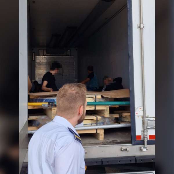Unsprezece cetățeni străini descoperiți în PTF Nădlac ll, ascunși pe role metalice transportate de un șofer turc