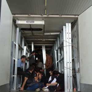 21 cetățeni sirieni și irakieni ascunși printre profile metalice,  descoperiți în PTF Calafat-Vidin