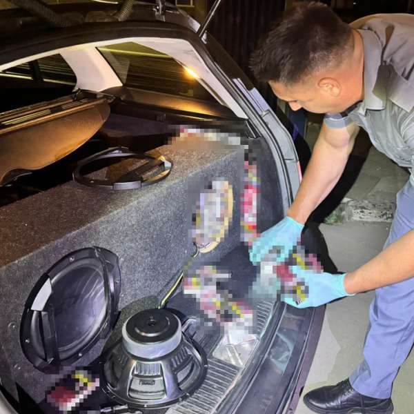 Peste 2.600 pachete de țigări de contrabandă, descoperite ascunse în două autoturisme la P.T.F. Nădlac II