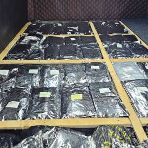 Peste jumătate de tonă de tutun pentru narghilea, în valoare de 120.000 euro, confiscată la PTF Albița