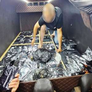 Peste jumătate de tonă de tutun pentru narghilea, în valoare de 120.000 euro, confiscată la PTF Albița