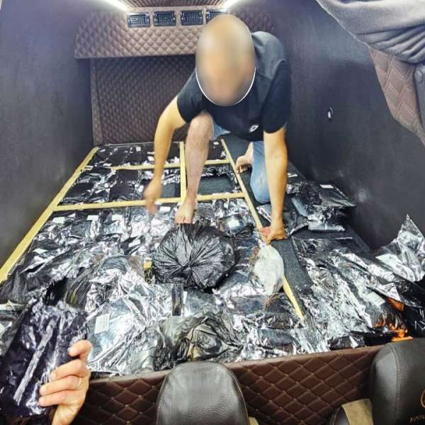 Peste jumătate de tonă de tutun pentru narghilea, în valoare de 120.000 euro, confiscată la PTF Albița
