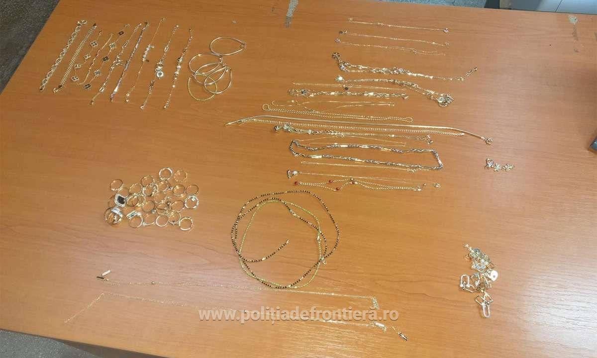 Bijuterii din aur ascunse pe corpul unei femei, descoperite în PTF Ruse Giurgiu