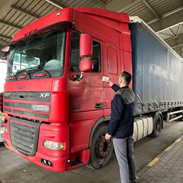 Permis de conducere fals, descoperit la intrarea în ţară