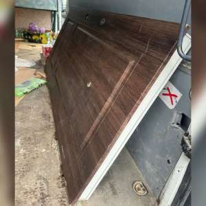 Dosar penal pentru o femeie care a ascuns țigări într-o ușă metalică