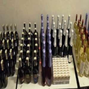 Bunuri accizabile în valoare de peste 6.100 de lei, ascunse în podeaua unui autocar, descoperite la Albița