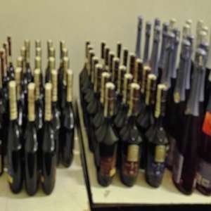 Bunuri accizabile în valoare de peste 6.100 de lei, ascunse în podeaua unui autocar, descoperite la Albița