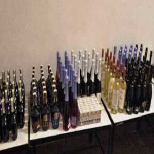 Bunuri accizabile în valoare de peste 6.100 de lei, ascunse în podeaua unui autocar, descoperite la Albița