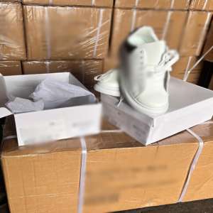 Aproximativ 6.800 perechi de încălțăminte sport contrafăcute, în valoare de 3,2 milioane euro, depistate în Portul Constanța