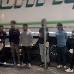 Nădlac II: Nouă cetățeni străini ascunși în lăzile laterale ale unui automarfar