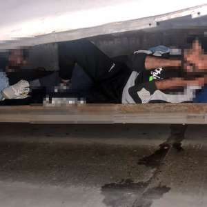 Nădlac II: Nouă cetățeni străini ascunși în lăzile laterale ale unui automarfar