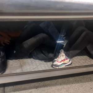 Nădlac II: Nouă cetățeni străini ascunși în lăzile laterale ale unui automarfar