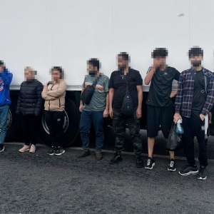 Nouă cetățeni străini, depistaţi ascunși printre pâine congelată de polițiștii de frontieră de la PTF Nădlac