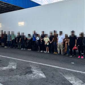 21 de cetățeni sirieni depistaţi ascunși într-un automarfar care transporta mobilă, de polițiștii de frontieră de la PTF Nădlac II