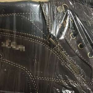 Încălțăminte susceptibilă a fi contrafăcută în valoare de aproximativ jumătate de milion de lei, descoperită în PTF Bechet