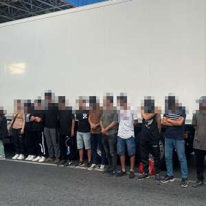 Nădlac II: 17 cetățeni străini ascunși într-un TIR