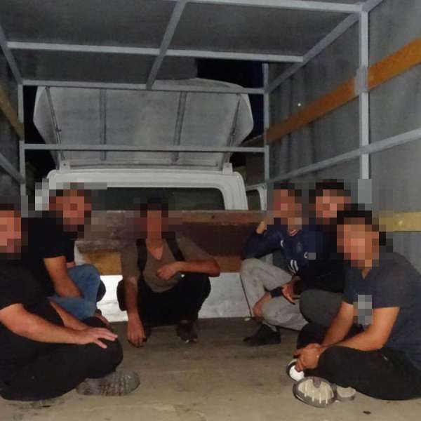 Șapte cetățeni sirieni și irakieni descoperiți într-o autoutilitară în PTF Calafat