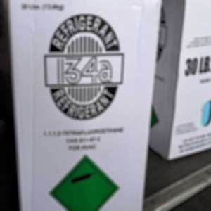 Butelii cu freon, descoperite într-un ansamblu auto în PTF Oancea