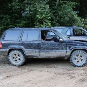 Mașină de teren cu peste 22.000 pachete cu țigări, urmărită în trafic de polițiștii de frontieră maramureșeni