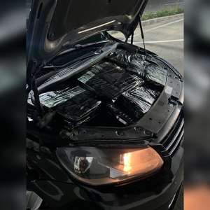 Ţigări de contrabandă, ascunse sub capota unui autoturism. confiscate la frontieră