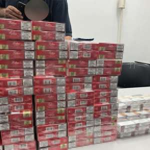 Ţigări de contrabandă, ascunse sub capota unui autoturism. confiscate la frontieră