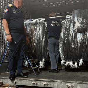 Nădlac II: Zece cetățeni sirieni depistaţi ascunși printre textile