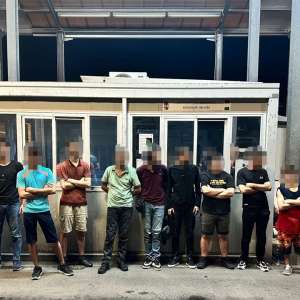 Nădlac II: Zece cetățeni sirieni depistaţi ascunși printre textile