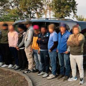 Şoferul unui autoturism, cetăţean român, cercetat  sub control judiciar pentru trafic de migranţi