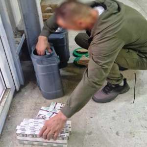 Ţigări de contrabandă, ascunse în bidoane din material plastic, confiscate la frontieră