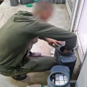 Ţigări de contrabandă, ascunse în bidoane din material plastic, confiscate la frontieră
