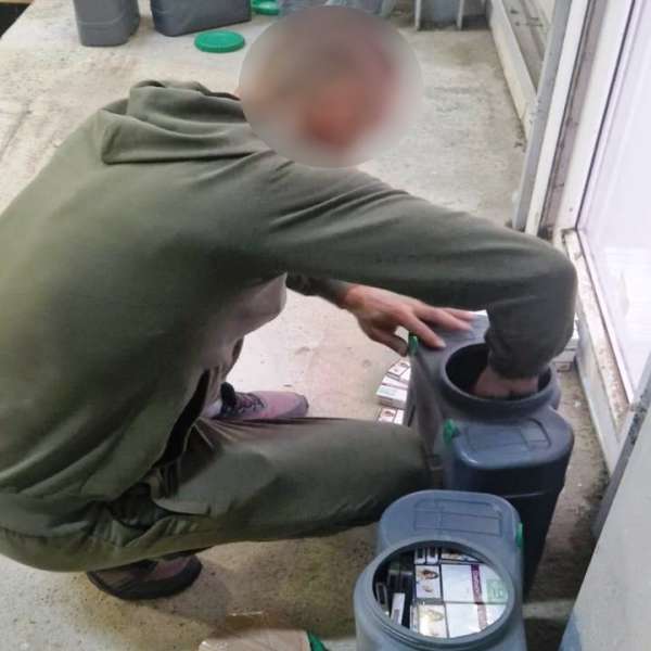 Ţigări de contrabandă, ascunse în bidoane din material plastic, confiscate la frontieră