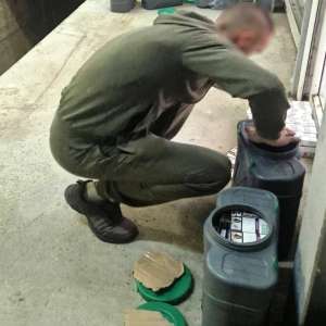 Ţigări de contrabandă, ascunse în bidoane din material plastic, confiscate la frontieră