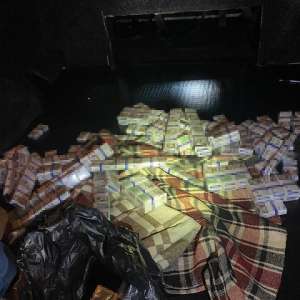 Țigări ascunse în pereții laterali ai unei mașini