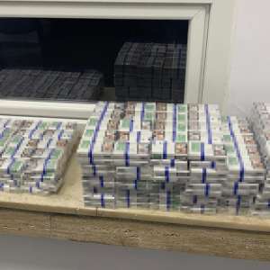 Țigări ascunse în pereții laterali ai unei mașini