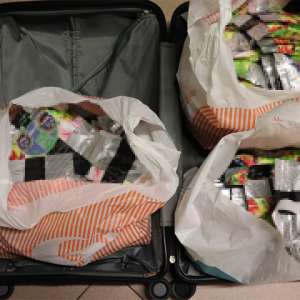 Trei cetățeni străini cercetați de polițiștii de frontieră pentru că au încercat să introducă ilegal în țară peste 180 kg tutun pentru narghilea