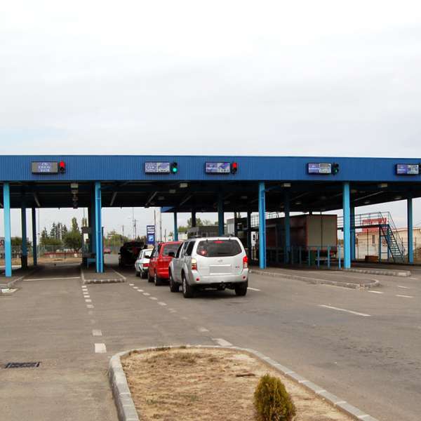 Insecticid și țigări ascunse într-un autoturism descoperite la intrarea în țară