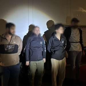 Patru cetățeni străini depistați în lada laterală a unui automarfar la PTF Nădlac