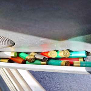 Cartușe și tuburi de vânătoare descoperite în portiera unui autoturism în PTF Galați