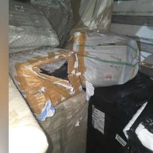 Genți și portofele de lux, susceptibile a fi contrafăcute,  în valoare de peste 3 milioane de lei, descoperite în PTF Bechet