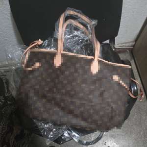 Genți și portofele de lux, susceptibile a fi contrafăcute,  în valoare de peste 3 milioane de lei, descoperite în PTF Bechet