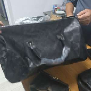 Genți și portofele de lux, susceptibile a fi contrafăcute,  în valoare de peste 3 milioane de lei, descoperite în PTF Bechet