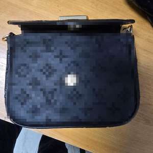 Genți și portofele de lux, susceptibile a fi contrafăcute,  în valoare de peste 3 milioane de lei, descoperite în PTF Bechet