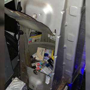Aproximativ 21.000 țigarete ascunse într-un microbuz,  descoperite în PTF Calafat